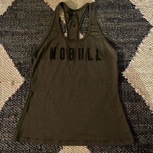 VECU NOBULL women’s medium army green tank